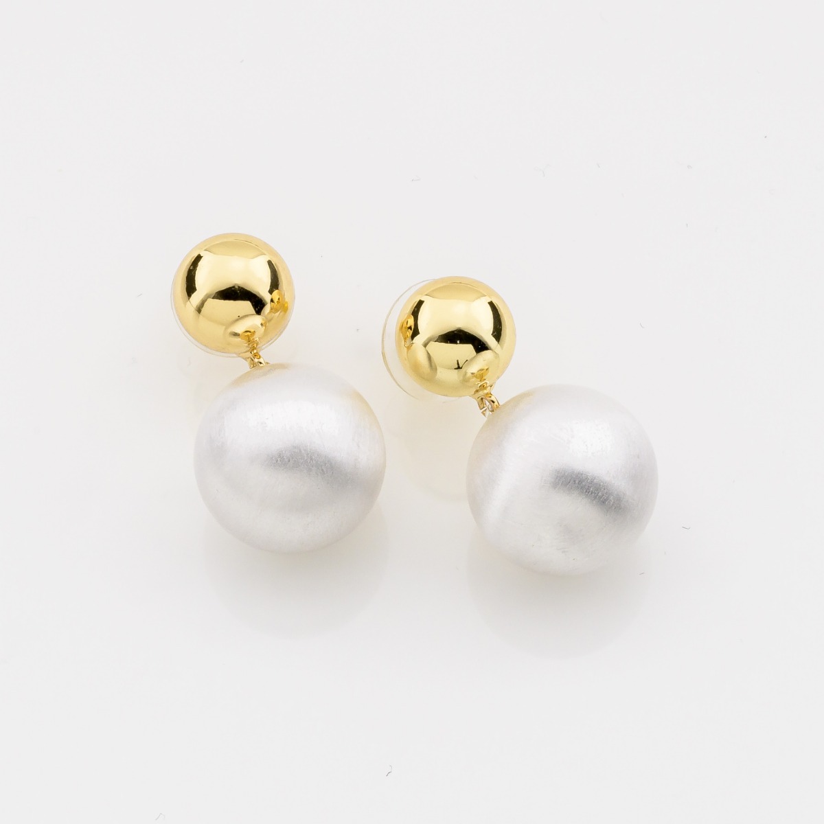 Μικρά Χρυσά Σκουλαρίκια με Λευκή Πέρλα