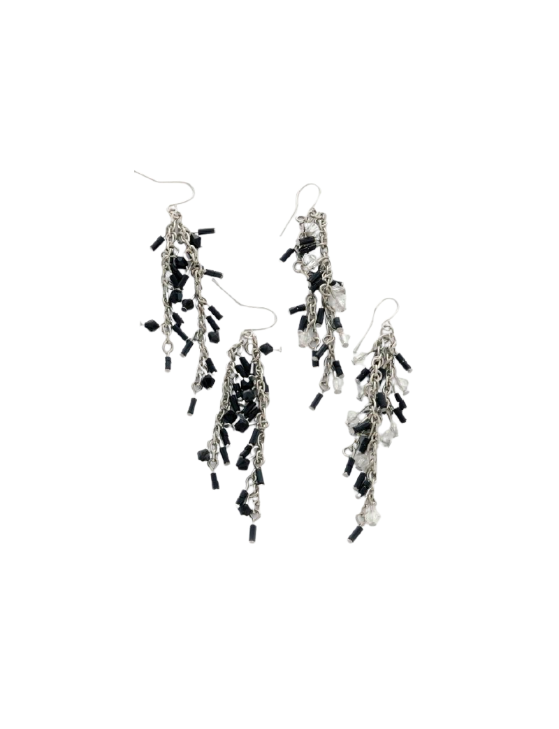 Σκουλαρίκια μεταλλικές ασημί αλυσίδες διακοσμημένες με χάντρες σε μαύρο και λευκό χρώμα