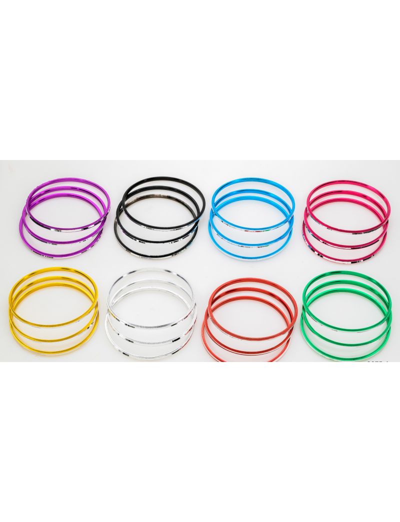 Σετ από 3 λεπτά πλαστικά βραχιόλια bangles με κεντρική ασημί ρίγα σε διάφορα χρώματα: μωβ, μαύρο, γαλάζιο, φούξια, χρυσό, ασημί, κόκκινο και πράσινο.
