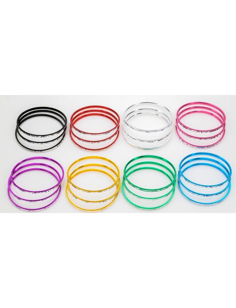 Σετ από 3 λεπτά πλαστικά βραχιόλια bangles με κεντρική ανάγλυφη ασημί ρίγα σε διάφορα χρώματα: μαύρο, κόκκινο, λευκό, φούξια, μωβ, χρυσό, πράσινο και γαλάζιο