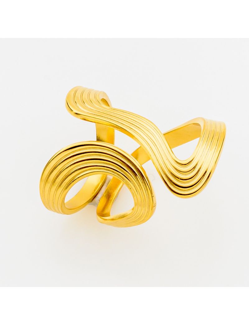 Χρυσό statement δαχτυλίδι με διπλό κυματιστό design και έντονες ανάγλυφες ραβδώσεις (double ribbed wave).