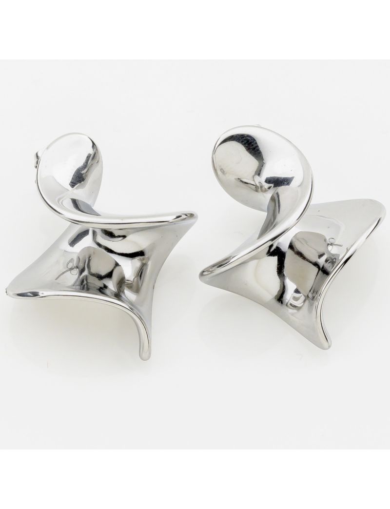 Oversized statement σκουλαρίκια studs με αφηρημένο κυματιστό σχέδιο σε χρυσή και ασημί απόχρωση με γυαλιστερό φινίρισμα.
