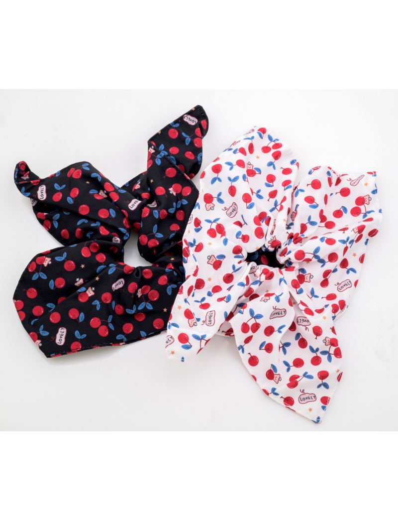 Σετ από δύο υφασμάτινα scrunchies μαλλιών με φιόγκο, ένα μαύρο και ένα λευκό, με κόκκινο print κεράσι.