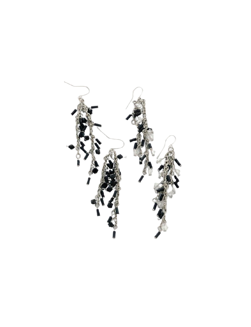 Σκουλαρίκια μεταλλικές ασημί αλυσίδες διακοσμημένες με χάντρες σε μαύρο και λευκό χρώμα