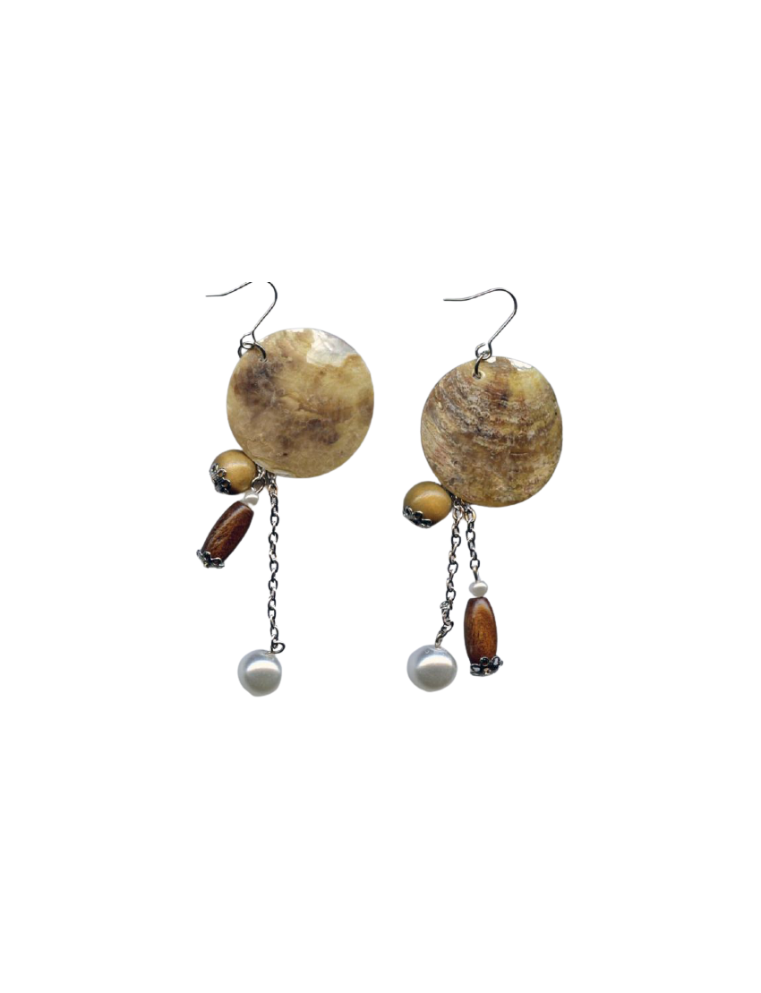 Σκουλαρίκια μεταλλικά διακοσμημένα με φίλντισι,ξύλινες χάντρες και πέρλα