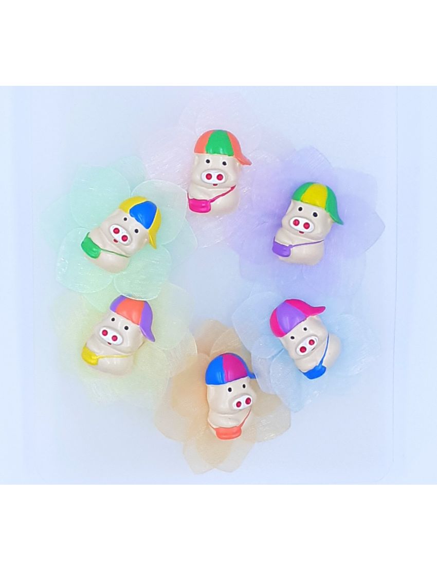 Λάστιχο μικρό παιδικό πλαστικό γουρουνάκι επάνω σε υφασμάτινο λουλούδι