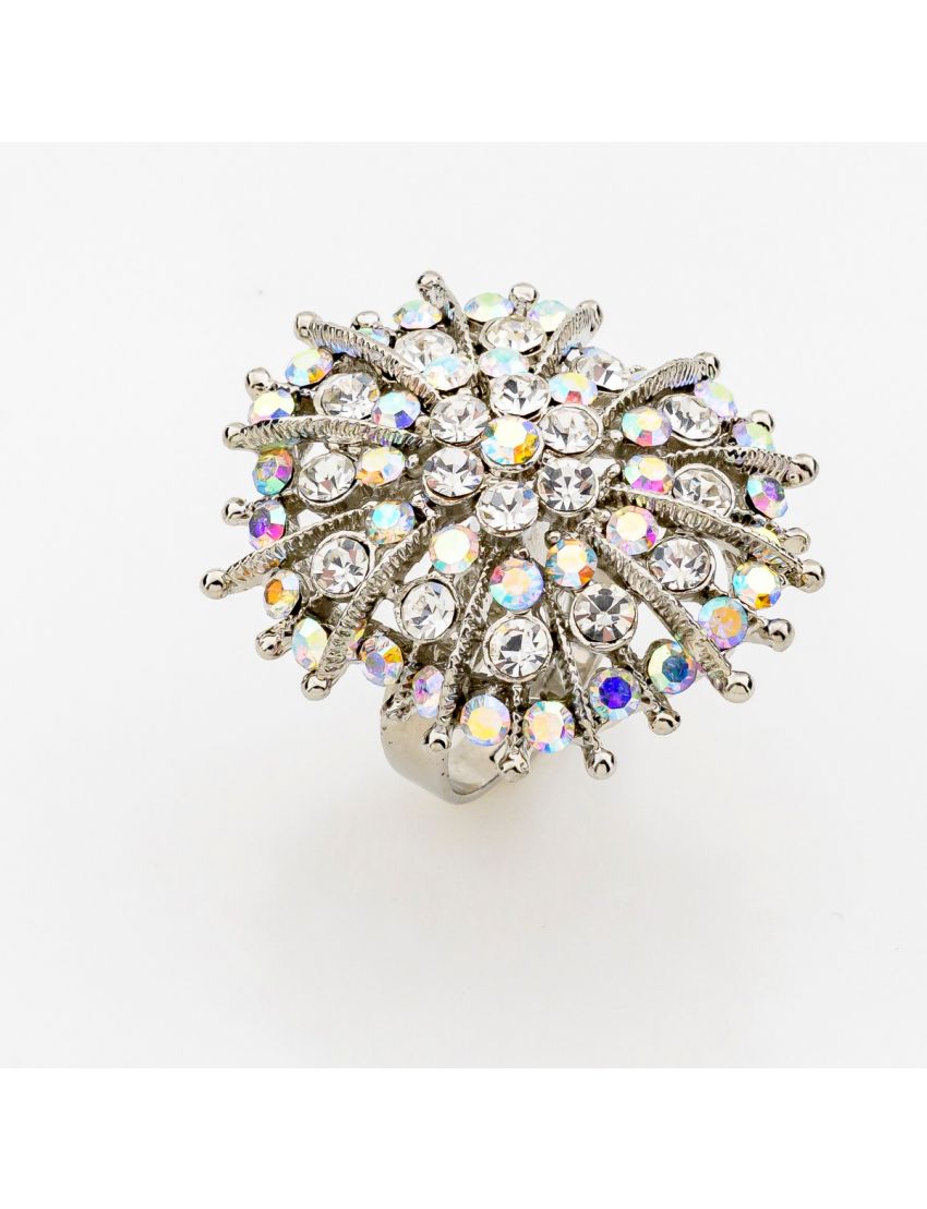 Δαχτυλίδι σε ασημί χρώμα με μεγάλο εντυπωσιακό σχέδιο διακοσμημένο με στράς