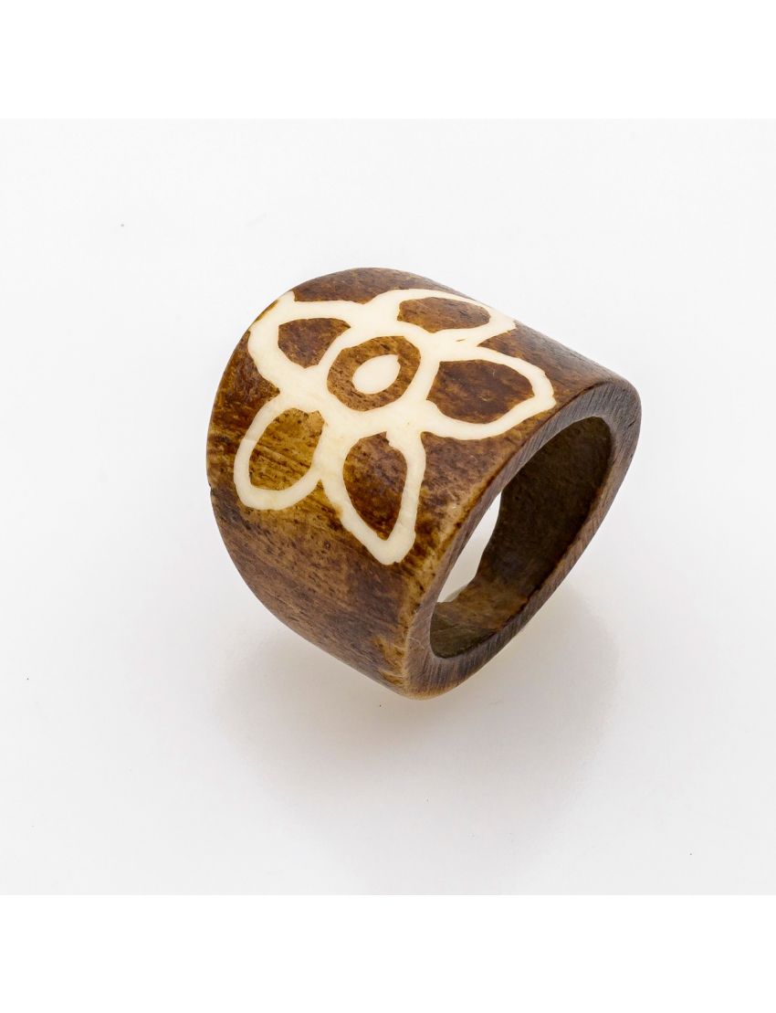 Ξύλινο Δαχτυλίδι με Χάραγμα Λουλουδιού