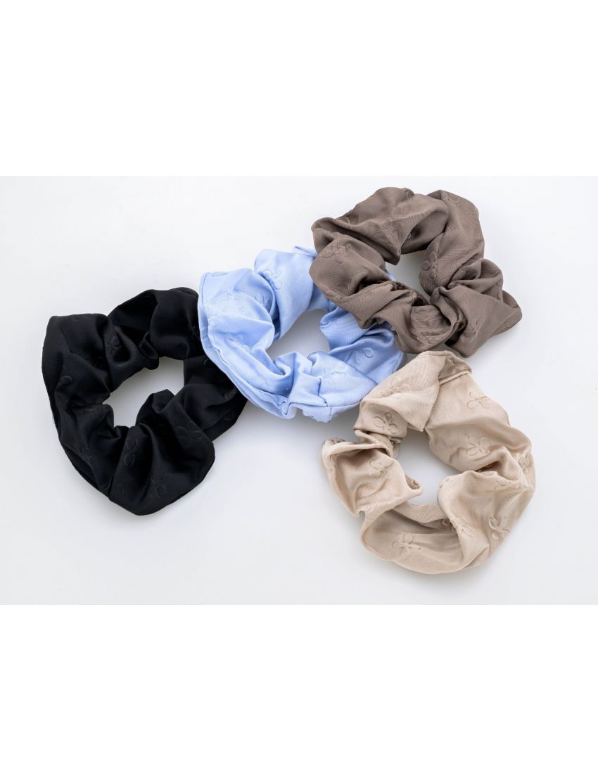 Κομψές σούρες μαλλιών από λείο ύφασμα με ανάγλυφα λουλούδια