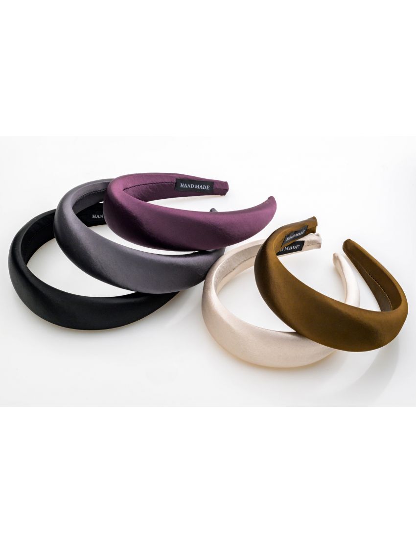 Κλασικές στέκες από σατέν ύφασμα σε διάφορα χρώματα.