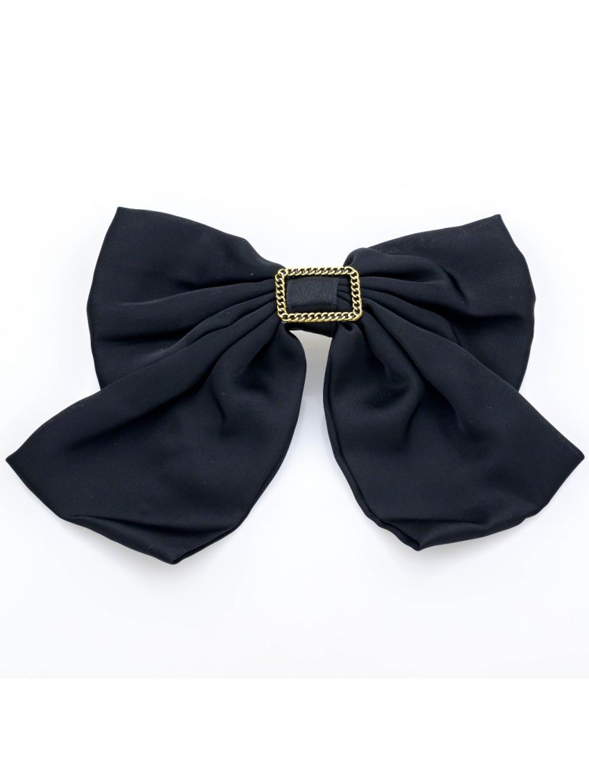 Μαύρη μπαρέτα φιόγκο με μια διακοσμητική χρυσή αγκράφα και αλυσίδα.