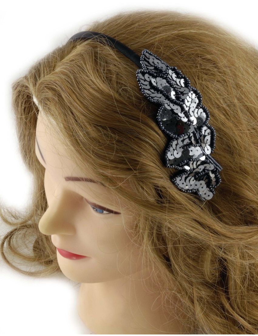 Στέκα υφασμάτινη σε μαύρο χρώμα διακοσμημένη με φύλλο απο πούλιες και χάντρες