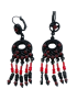 Σκουλαρίκια μεταλλικά σε μαύρο χρώμα ανάγλυφα διακοσμημένα με κόκκινες χάντρες