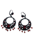 Σκουλαρίκια μεταλλικά διάτρητα σε μαύρο χρώμα διακοσμημένα με κόκκινες χάντρες