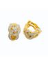 Σκουλαρίκια μεταλλικά σε χρυσό χρώμα και περίτεχνο σχέδιο με κλίπ διακοσμημένα με λευκά στράς